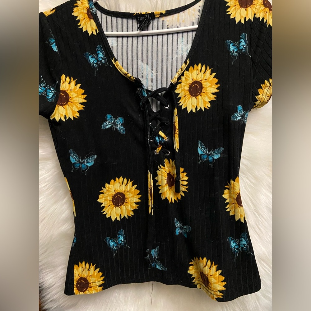 size M, Rue 21 tie shirt